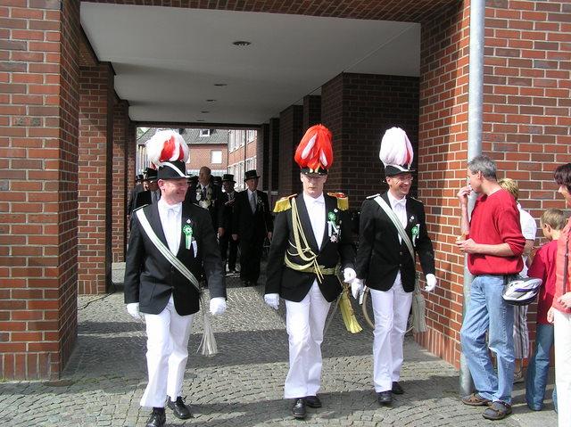 05c_so 09 Umz.jpg - Ausholen der Fahne und des Königspaares 2004/05 vom Rathaus anschließend Festumzug.